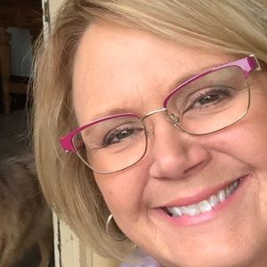 Meet your Posher, Lorie